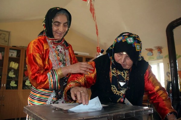 Türkiye sandık başına gitti: Yurdun dört bir yanından seçim manzaraları!